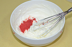 草莓蛋糕卷,淡奶油中加入10g细砂糖打发后加入3g草莓粉。