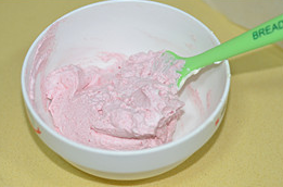 草莓蛋糕卷,搅拌均匀成草莓奶油。