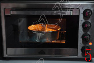 中空戚风,烤箱预热，170度，将模具放入，底层，烤45分钟，表面上色后可以盖锡纸，防止烤糊