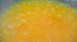 桃油木瓜羹,倒入锅中烧开，加一点水淀粉勾芡，口感更润滑