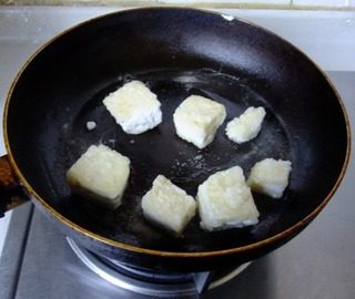 松仁脆皮豆腐,锅中倒油，放入豆腐煎至两面金黄