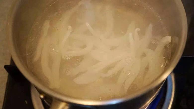 酱炒墨鱼乌冬,墨鱼入沸水稍烫，由半透明变白就立即捞出备用
