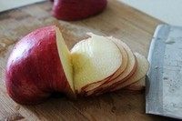 烤苹果片,苹果切片，薄厚程度直接影响烤出来的效果