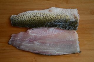 酸菜鱼,剁下鱼头和鱼尾，剪去鱼鳍，从连着鱼头的那端下刀，紧贴着鱼骨，斜刀将鱼肉剔下来