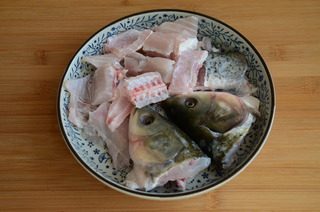 酸菜鱼,剁下来的鱼头，鱼骨和鱼腩切成小块，多抓洗几遍至没有血水，沥干水分