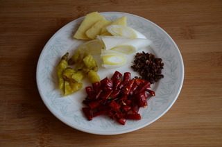 酸菜鱼,葱切段，姜切片，干红辣椒剪成段后去籽，花椒和泡椒准备好