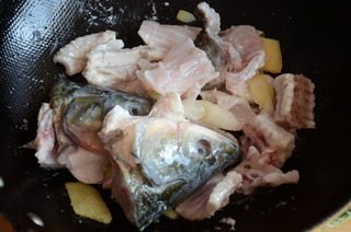 酸菜鱼,加入鱼头，鱼骨和鱼腩翻炒