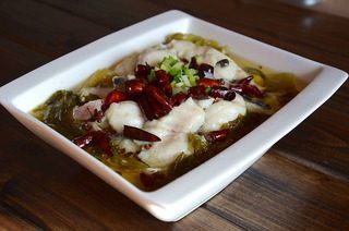 酸菜鱼,将花椒，辣椒和油一起淋在鱼片上即可