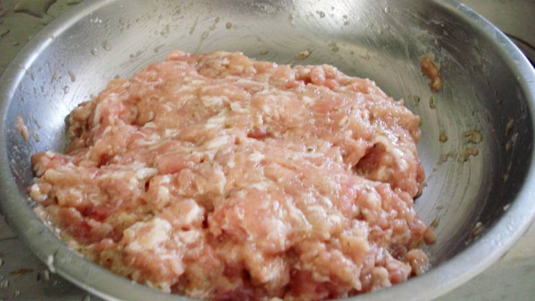 下饭肉饼,搅拌，并且捏出饼状，保证猪肉饼不容易碎即可。