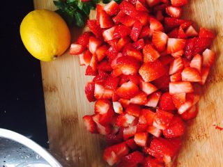 草莓酱,准备好食材，草莓洗净切碎.