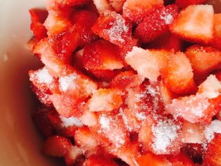 草莓酱,切碎的草莓用白糖腌制半个小时.