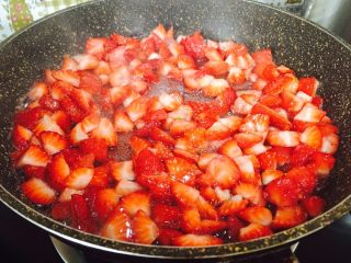 草莓酱,把草莓放进平底锅中小火加热，放入冰糖，用木勺轻轻地推开，防止粘底.
