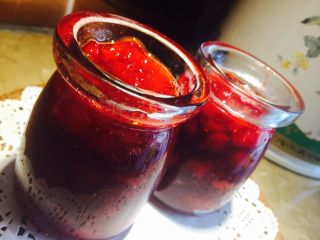 草莓酱,果酱凉了装进用开水烫过的瓶子里，可以保存一周左右，注意每次挖果酱的勺子是必须干净的.