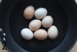 五香茶叶蛋,锅里放水，放入鸡蛋，水没过鸡蛋，大火烧开后转小火煮5分钟左右