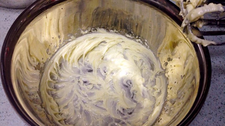 咖啡夹心磅蛋糕,黄油室温软化后，用打蛋器打至顺滑。