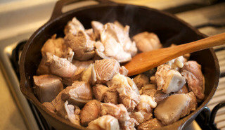 慢炖羊肉,羊肉切块焯水后控干，入锅内煸炒至边缘金黄色。另起锅入植物油将洋葱丝煎至焦糖色