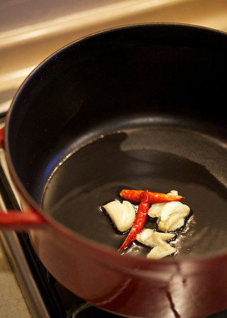 番茄炖牛腱肉,锅内入橄榄油，煎香拍蒜和干红椒