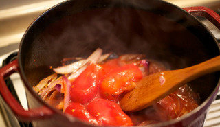 番茄炖牛腱肉,入番茄、牛至、百里香一同翻炒
