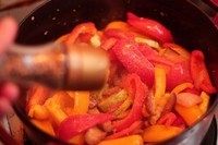 普罗旺斯炖菜,材料出水变软，加入番茄炒匀。加入盐和现磨胡椒拌匀，不够油的可以加些橄榄油。