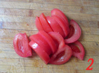 肉酱焗茄子,蕃茄从中间剖开，切成约0。5厘米的厚片。