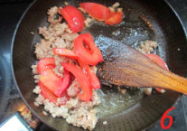 肉酱焗茄子,锅中放入橄榄油烧热下入肉末和盐，再加入一半份量的蕃茄片，翻炒匀。