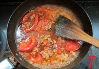 肉酱焗茄子,倒入调好的酱汁，中火炖煮片刻。