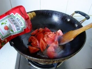 番茄丝瓜鱼面筋,加入番茄酱翻炒