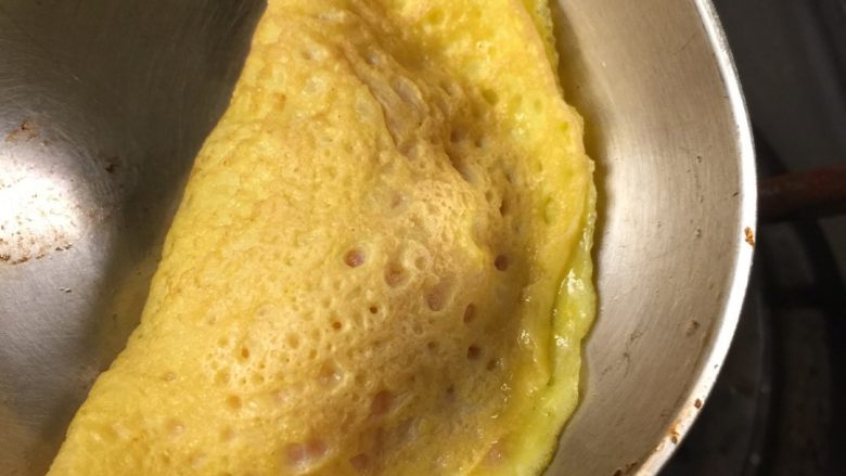 蛋饺,把肉馅放在蛋皮中间，蛋皮对折，利用未凝固的蛋液将蛋皮封口。