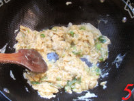 虾酱炒鸡蛋,锅里放入适量油烧热，下入蛋液翻炒。