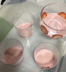 渐变草莓慕斯杯,倒入慕斯杯中约三分之一处，入冰箱冷冻