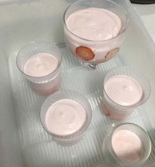 渐变草莓慕斯杯,和草莓酱混合后倒入慕斯杯中三分之二处，再放冰箱冷冻