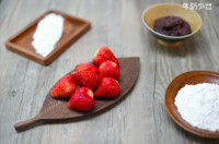 草莓大福,所有食材：水磨糯米粉80克、玉米淀粉25克、玉米油25克、水113克、熟糯米粉（防粘）适量。
