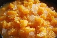 橙子果酱,把橙子肉撕开，把内部的白色皮大部分去掉，橙子肉撕成小块，加入砂糖拌均后静置四小时。