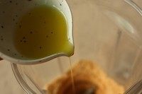 花生酱,加入橄榄油，继续打成浑浊状态。（如果做甜口的，现在可以加入糖粉了）橄榄油的用量可根据自己喜欢的稠度调整。
