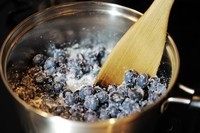 蓝莓果酱,开小火。用木勺搅拌。