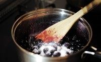 蓝莓果酱,转中大火，继续搅拌。直至第一次加入的砂糖完全融化后，再把剩余的倒进去。