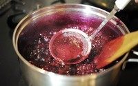 蓝莓果酱,熬煮过程中，会有浮沫出现，用细网勺撇掉这些浮沫，这样做出来的果酱颜色才干净，好看。