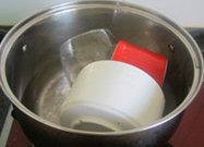 原味老酸奶,将器皿用热水消毒后沥干水分。