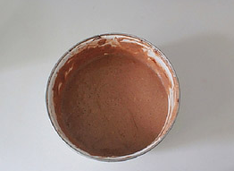 香浓巧克力杯子蛋糕 ,分三次将打发的蛋白倒入可可粉面糊中，用切、拌的方式拌匀。