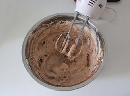 香浓巧克力杯子蛋糕 ,筛入可可粉，加入淡奶油，打匀即成奶油霜。