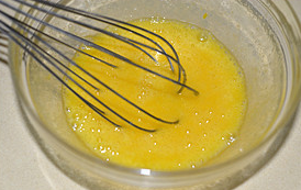 海绵蛋糕,鸡蛋中加入细砂糖用打蛋器搅拌。