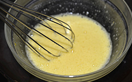 海绵蛋糕,将盆放进热水里隔水搅拌，当蛋液的温度达到40度时从热水中取出。