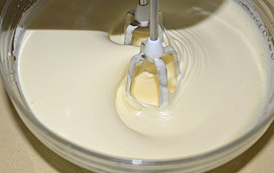 海绵蛋糕,将打蛋器调成低速固定在一个位置，转盆继续打发2～3分钟消除大气泡。