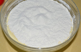 海绵蛋糕,筛入低筋面粉，用橡皮刮刀从翻拌的手法翻拌均匀，大约拌40下左右，拌至看不到面粉。