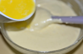 海绵蛋糕,加入融化的牛奶黄油，继续翻拌大约100下左右。