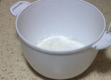 椰子瓦片,蛋白和白糖打散，加入椰蓉和面粉，混合均匀；