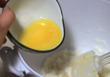 椰子瓦片,融化的黄油倒入混合物中；