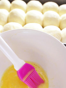 沙茶玉米手撕餐包 ,面包胚表面刷上一层薄薄的蛋液