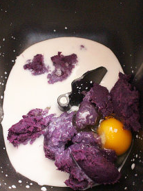 棉花糖甜心吐司,面包机中依序放入熟紫薯泥+鸡蛋+鲜奶+砂糖+糖浆+盐