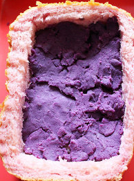 棉花糖甜心吐司,涂好黄油后,入160度C烤箱中烤焙约3分钟后取出,中心平均铺上热的紫薯泥
